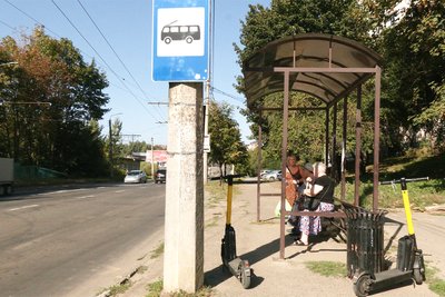зупинка громадського транспорту на вулиці Південно-Кільцевій у Чернівцях зупинка громадського транспорту на вулиці Південно-Кільцевій у Чернівцях