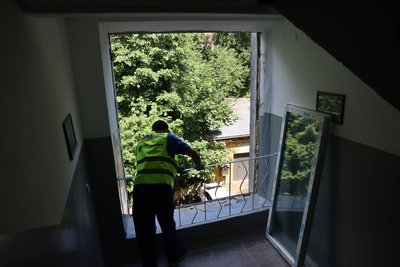 У Львові встановлюють вікна у будівлях, пошкоджених через ракетний удар У Львові встановлюють вікна у будівлях, пошкоджених через ракетний удар