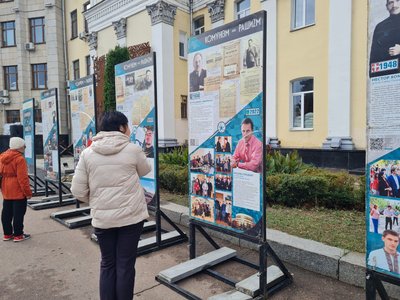 Відвідувачі в перший день виставки "Комунізм = Рашизм" Відвідувачі в перший день виставки "Комунізм = Рашизм"
