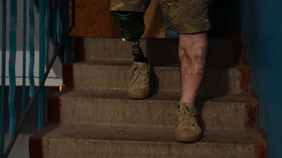 Боєць "з девайсом": штурмовик з Миколаєва втратив ногу в боях, але повернувся у військо Боєць "з девайсом": штурмовик з Миколаєва втратив ногу в боях, але повернувся у військо