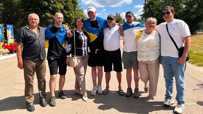 "Пройшов пекло у полоні": на Кіровогращині зустріли звільненого з полону бійця Андрія Михайлишина "Пройшов пекло у полоні": на Кіровогращині зустріли звільненого з полону бійця Андрія Михайлишина