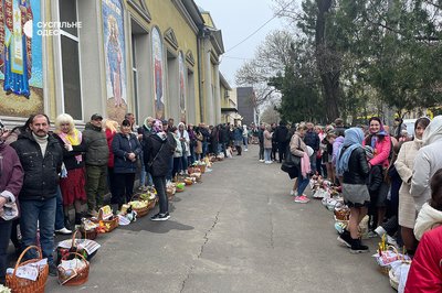Сотні вірян у чергах: в Одесі святкують Великдень Сотні вірян у чергах: в Одесі святкують Великдень