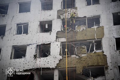 В Одесі завершили аварійно-рятувальні роботи на місці влучання у багатоповерхівку В Одесі завершили аварійно-рятувальні роботи на місці влучання у багатоповерхівку