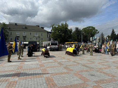 З військовослужбовцями Володимиром Якимівим та Сергієм Перуном попрощалися у Рівному З військовослужбовцями Володимиром Якимівим та Сергієм Перуном попрощалися у Рівному