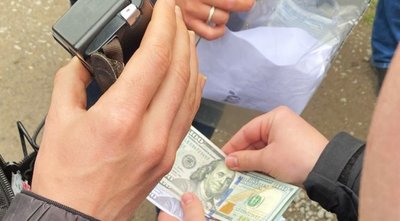 Чоловік запропонував місцевому мешканцю допомогу в отриманні водійського посвідчення категорії "С" за 1200 доларів США Чоловік запропонував місцевому мешканцю допомогу в отриманні водійського посвідчення категорії "С" за 1200 доларів США