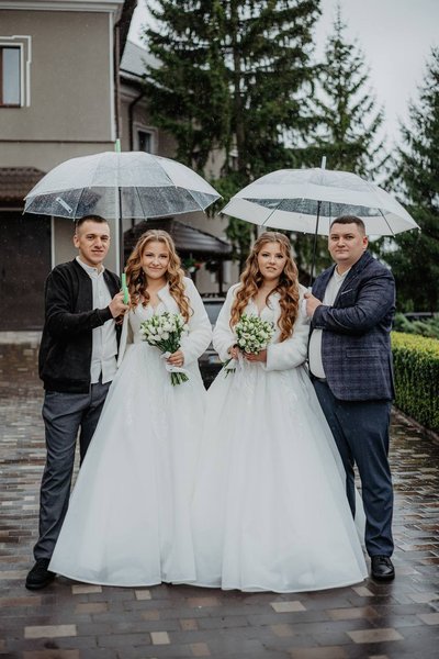 Сестри-близнючки з їхніми чоловіками Сестри-близнючки з їхніми чоловіками