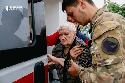 Евакуація бабусі в Херсоні