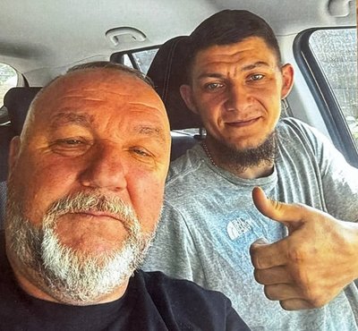 Олександр Саранча-Мальцев з побратимом у машині Олександр Саранча-Мальцев з побратимом у машині