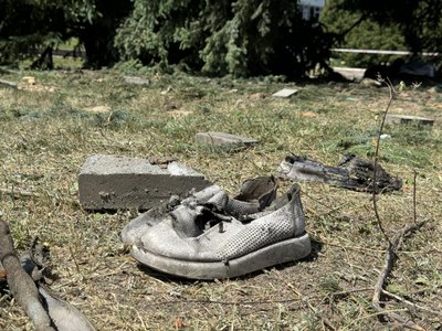 На Сумщині поховають двох жінок, що загинули через російських удар у Краснопіллі На Сумщині поховають двох жінок, що загинули через російських удар у Краснопіллі