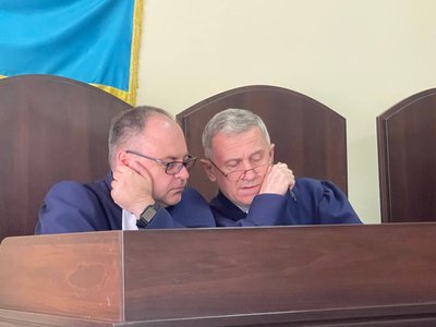 Судді під час засідання Судді під час засідання