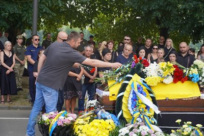 В Ужгороді попрощалися із полеглим захисником Олександром Карповим В Ужгороді попрощалися із полеглим захисником Олександром Карповим