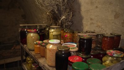 "Так вільний час проводиться — в траві, в городі": як Світлана Руда господарює у домі пращурів на Рівненщині "Так вільний час проводиться — в траві, в городі": як Світлана Руда господарює у домі пращурів на Рівненщині