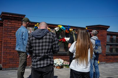 Побратими та рідні прийшли до колумбарію вшанувати Богдана Демчука Побратими та рідні прийшли до колумбарію вшанувати Богдана Демчука