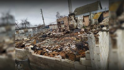 Згарище, яке залишилось від будинку Євгенії Новоградської у Чернігові на Бобровиці після обстрілу росіян Згарище, яке залишилось від будинку Євгенії Новоградської у Чернігові на Бобровиці після обстрілу росіян