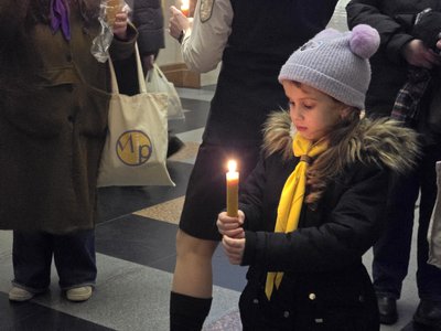 "Подолаємо світлом темряву": у Вінницю привезли Вифлеємський вогонь миру "Подолаємо світлом темряву": у Вінницю привезли Вифлеємський вогонь миру