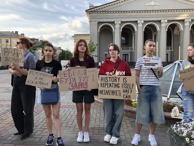 Мітинг проти законопроєкту, який обмежує незалежність НАБУ та САП вчетверте пройшов у Рівному Мітинг проти законопроєкту, який обмежує незалежність НАБУ та САП вчетверте пройшов у Рівному