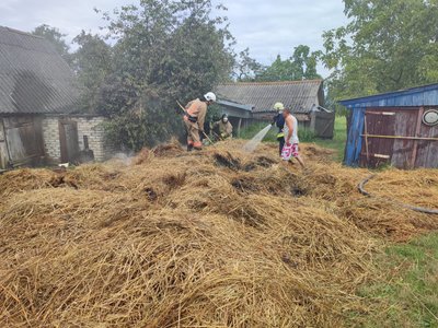 На Волині через дитячі пустощі з вогнем загорілась солома біля будинку На Волині через дитячі пустощі з вогнем загорілась солома біля будинку