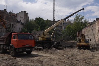 Початок будівництва на вулиці Івана Франка у Чернівцях, де будуть будувати багатоповерхівку Початок будівництва на вулиці Івана Франка у Чернівцях, де будуть будувати багатоповерхівку