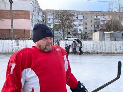 “Мріяв зіграти з сином в хокей”: ветеран залив ковзанку для охтирців “Мріяв зіграти з сином в хокей”: ветеран залив ковзанку для охтирців