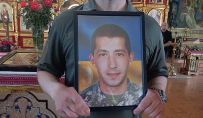 "Це один із найгірших днів у моєму житті": у Хмельницькому попрощались із двома військовими "Це один із найгірших днів у моєму житті": у Хмельницькому попрощались із двома військовими