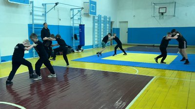 Ветеран навчає дітей двоборству у Дубні на Рівненщині Ветеран навчає дітей двоборству у Дубні на Рівненщині