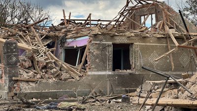 Тим, у кого пошкоджені будинки через російський обстріл, надаватимуть допомогу з місцевого резерву, також можна подати заявку для відшкодування за програмою "єВідновлення" Тим, у кого пошкоджені будинки через російський обстріл, надаватимуть допомогу з місцевого резерву, також можна подати заявку для відшкодування за програмою "єВідновлення"