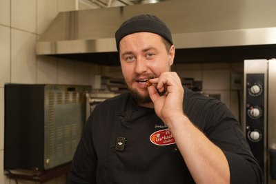 Новий гастрономічний тренд. Кухарі Дніпра експериментують зі стравами з сарани