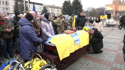 "Єдиний був син у сім'ї": з добровольцем Дмитром Месніковичем попрощалися у Рівному "Єдиний був син у сім'ї": з добровольцем Дмитром Месніковичем попрощалися у Рівному