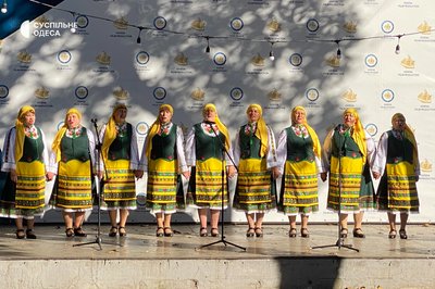 Вино, бринза, вишивка та багато пісень Одещини: на Одеській кіностудії пройшов фестиваль “Арт-вікенд” Вино, бринза, вишивка та багато пісень Одещини: на Одеській кіностудії пройшов фестиваль “Арт-вікенд”