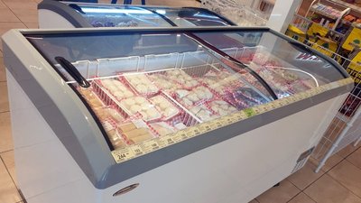 Морозильна камера у магазині мережі м’ясних продуктів Морозильна камера у магазині мережі м’ясних продуктів