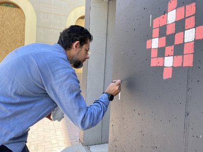 Над створенням візерунка працювали до 20 людей. Херсонці розмалювали укриття у стилі вишиванки