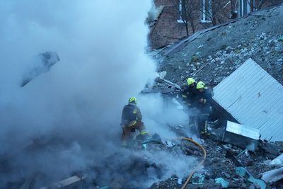 Пожежники усувають наслідки влучання у центрі Харкова Пожежники усувають наслідки влучання у центрі Харкова