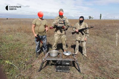 Важить 15 кілограмів та поміщається в багажник: одесит виготовляє мобільні кухні для військових Важить 15 кілограмів та поміщається в багажник: одесит виготовляє мобільні кухні для військових
