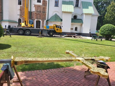 На центральний купол Софії Київської повертають останній відреставрований хрест