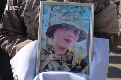 "Вона хотіла в армію ще до війни": на Одещини попрощалися з 22-річною загиблою операторкою дронів "Вона хотіла в армію ще до війни": на Одещини попрощалися з 22-річною загиблою операторкою дронів