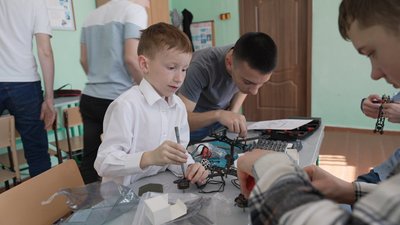 На Вінниччині школярі збирають дрони для фронту: за рік виготовили 30 безпілотників На Вінниччині школярі збирають дрони для фронту: за рік виготовили 30 безпілотників