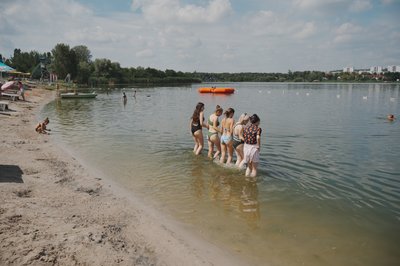 Харків'янки на пляжі гідропарку у Харкові Харків'янки на пляжі гідропарку у Харкові