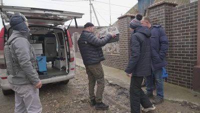 Евакуація з "червоної зони": як волонтери та поліцейські вивозять людей з небезпечних районів Херсонщини Евакуація з "червоної зони": як волонтери та поліцейські вивозять людей з небезпечних районів Херсонщини
