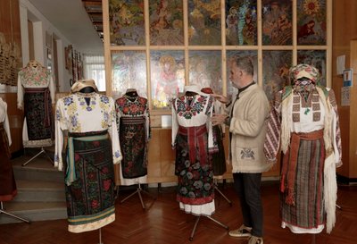 "Жінка вишила сорочку на засланні в Сибіру": етнограф колекціонує сторічні буковинські вишиванки "Жінка вишила сорочку на засланні в Сибіру": етнограф колекціонує сторічні буковинські вишиванки