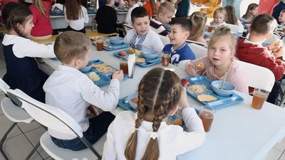 Новостворена фабрика-кухня в Бучі почала годувати школярів Новостворена фабрика-кухня в Бучі почала годувати школярів