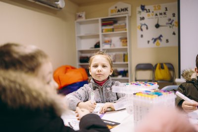 Дівчинка на уроці в навчальному центрі