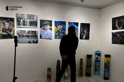 Фотовиставка Бориса Бухмана "Народжені на перемогу" відкриється в Одесі до третьої річниці вторгнення. Фотовиставка Бориса Бухмана "Народжені на перемогу" відкриється в Одесі до третьої річниці вторгнення.