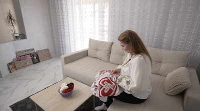 Юліана Олійник вишиває Рушник надії Юліана Олійник вишиває Рушник надії