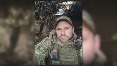 "Дуже шкода, що молоді так гинуть": у Чернігові попрощалися з трьома військовослужбовцями "Дуже шкода, що молоді так гинуть": у Чернігові попрощалися з трьома військовослужбовцями