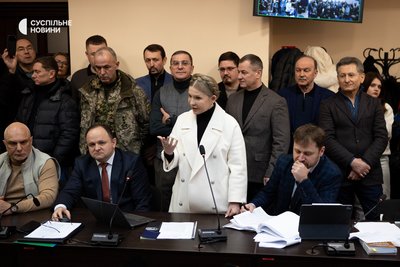 Вищий антикорупційний суд обрав запобіжний захід голові фракції "Батьківщина" Юлії Тимошенко (в центрі) у справі за підозрою у підкупі депутатів щодо голосувань у Верховній Раді Вищий антикорупційний суд обрав запобіжний захід голові фракції "Батьківщина" Юлії Тимошенко (в центрі) у справі за підозрою у підкупі депутатів щодо голосувань у Верховній Раді