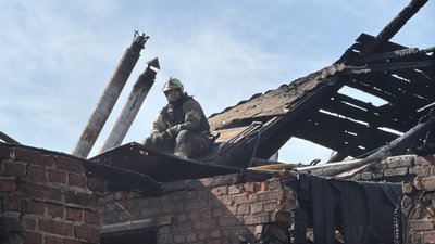 Рятувальник сидить на даху пошкодженого внаслідок влучання будинку, Новобаварський район, 6 травня 2026 року Рятувальник сидить на даху пошкодженого внаслідок влучання будинку, Новобаварський район, 6 травня 2026 року