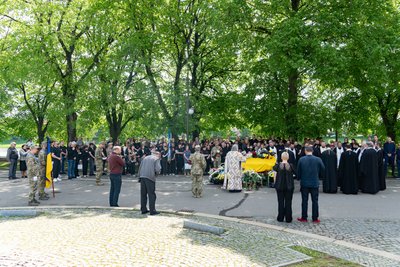 В Ужгороді попрощалися з полеглим захисником Едуардом Перебзяком В Ужгороді попрощалися з полеглим захисником Едуардом Перебзяком