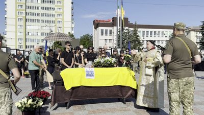 Понад півтора року вважався зникли безвісти: з добровольцем Юрієм Морозовським попрощались у Рівному Понад півтора року вважався зникли безвісти: з добровольцем Юрієм Морозовським попрощались у Рівному
