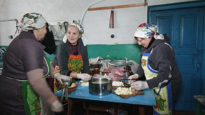 "У нас немає рецепту, це все треба робити від душі": у селі на Чернігівщині жінки продають пончики та донатять на ЗСУ "У нас немає рецепту, це все треба робити від душі": у селі на Чернігівщині жінки продають пончики та донатять на ЗСУ