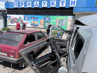 Автівки, які були пошкоджені внаслідок влучання російського FPV-дрона у Золочеві, 6 червня 2026 року Автівки, які були пошкоджені внаслідок влучання російського FPV-дрона у Золочеві, 6 червня 2026 року